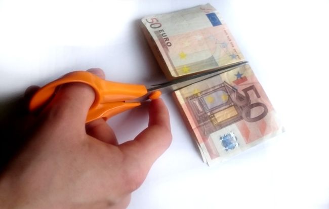 Een 50 euro-briefje wordt doormidden geknipt
